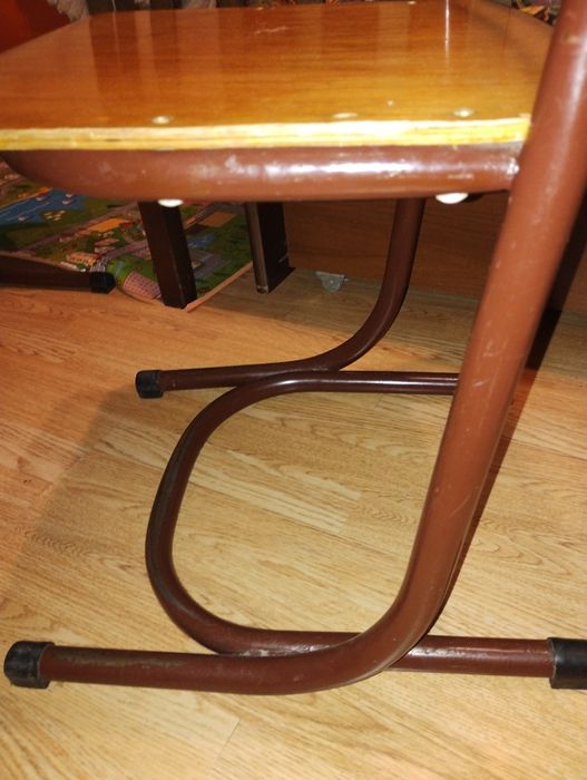 Шкільна парта з нахилом