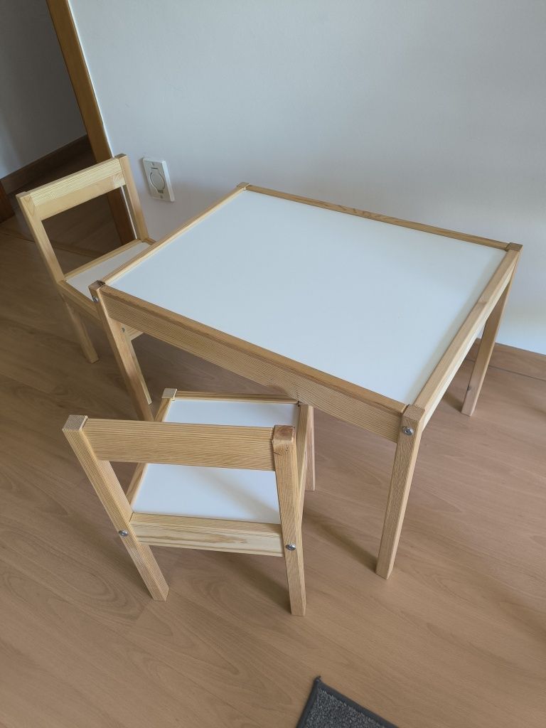 Mesa para criança com 2 cadeiras