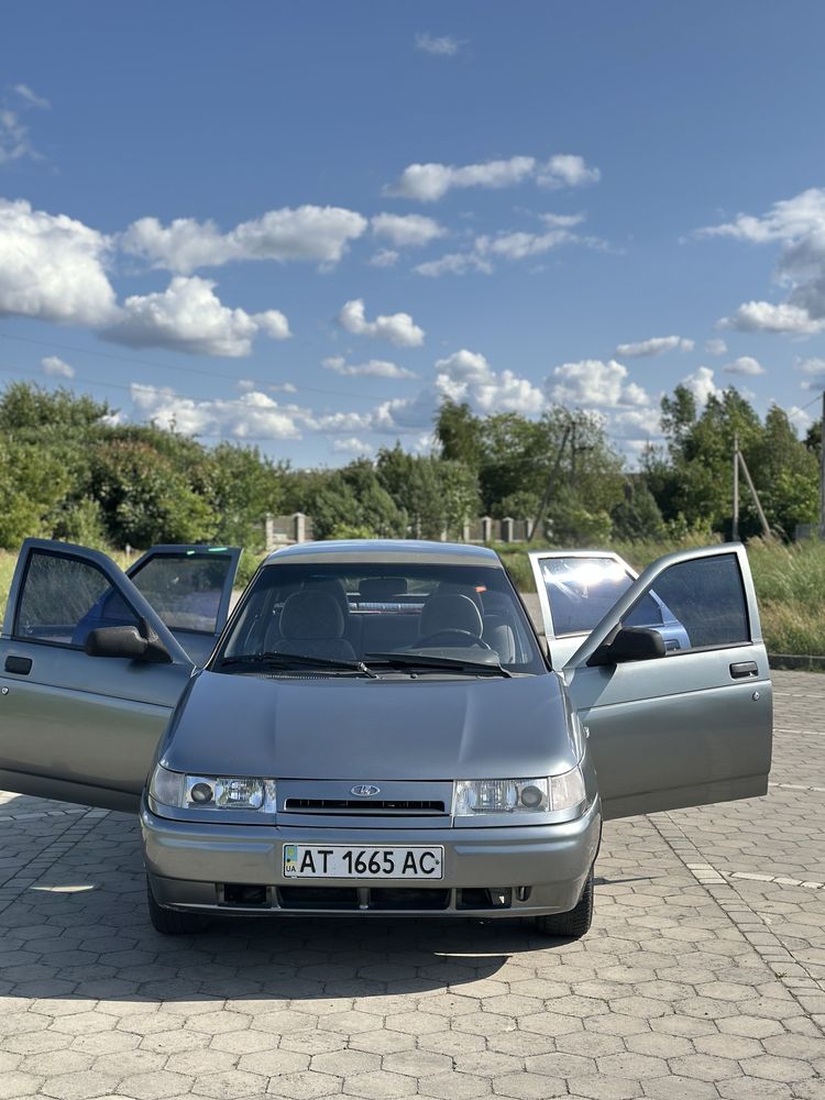 Автомобіль Lada 2112