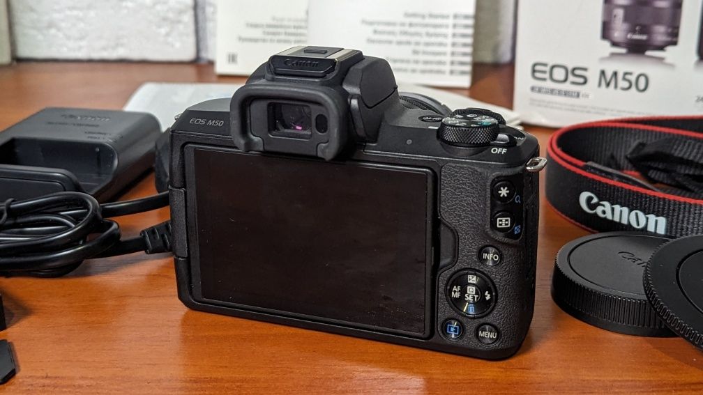 Canon M50 з об'єктивом 15-45 stm