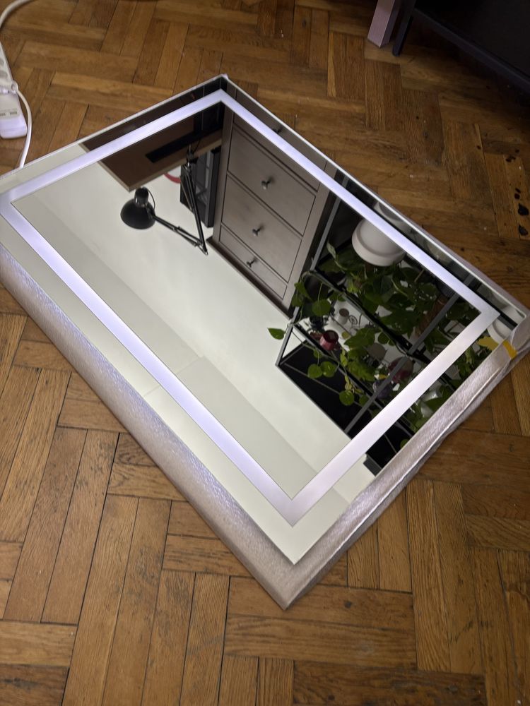 Lustro do toaletki z oświetleniem led
