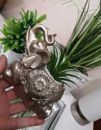 Figurka dekoracyjna słoń z kwiatkiem
