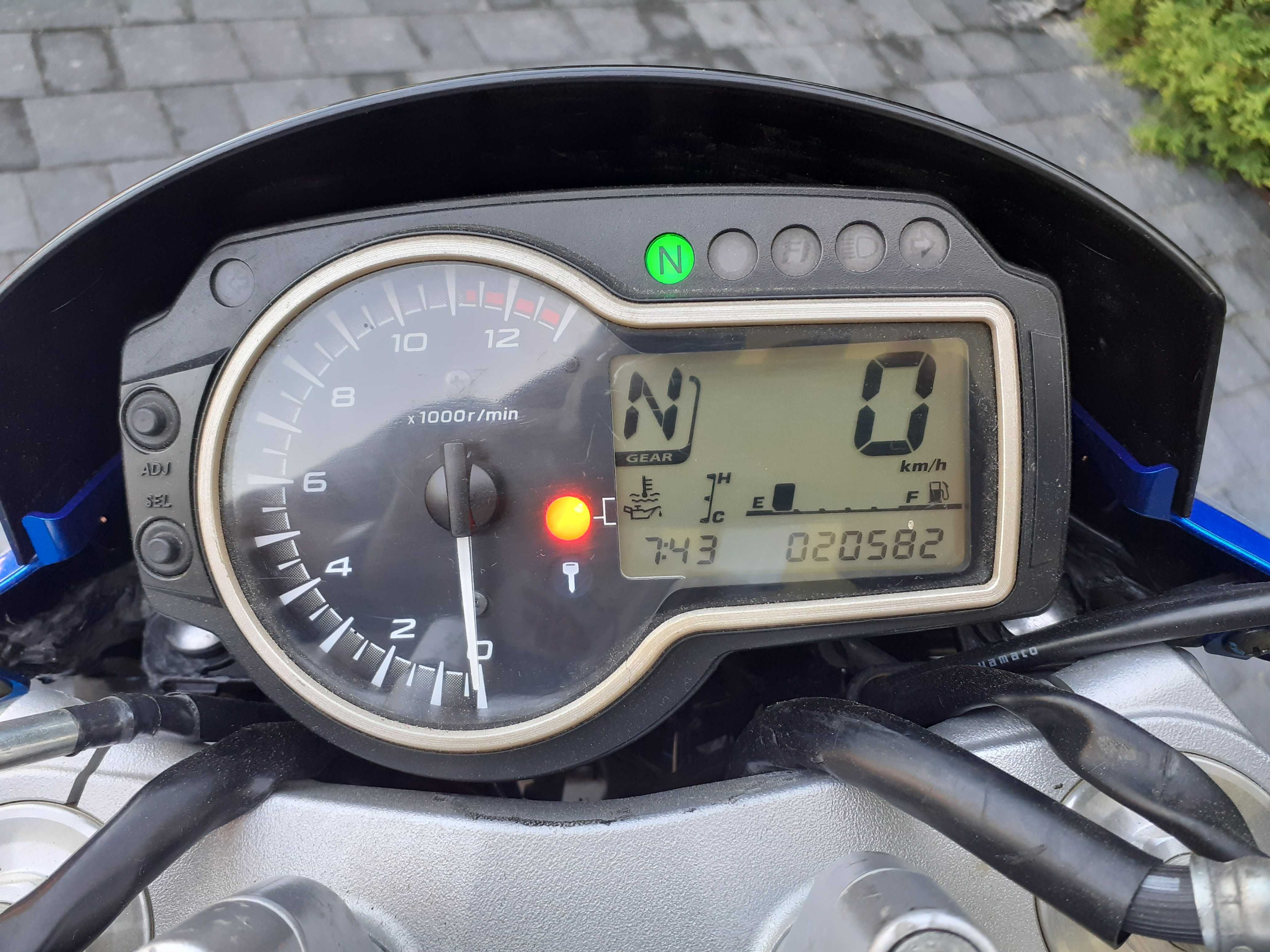 GSR750 z Listopad 2012 roku przebieg 20582 cena 21999 zł.