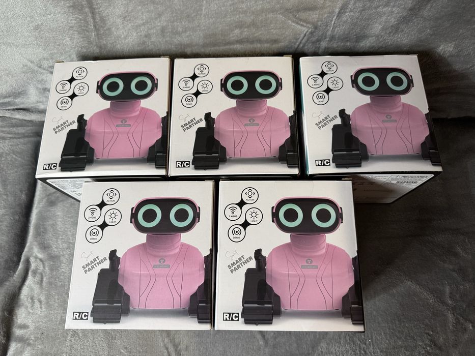 Zestaw 5 nowych robotow zdalnie sterowanych /oczy led/muzyka/jezdzi