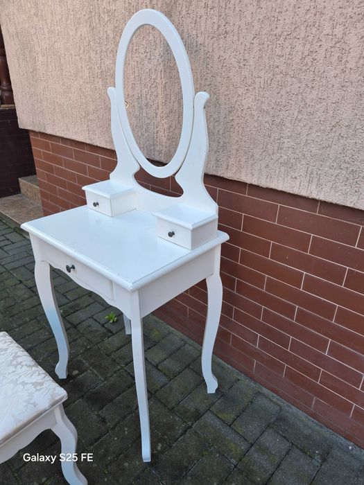 Drewniana toaletka dla dziewczynki