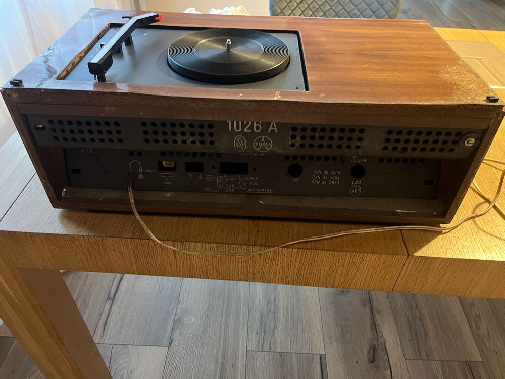 Stare Radio Tesla 1026 A do renowacji z gramofonem