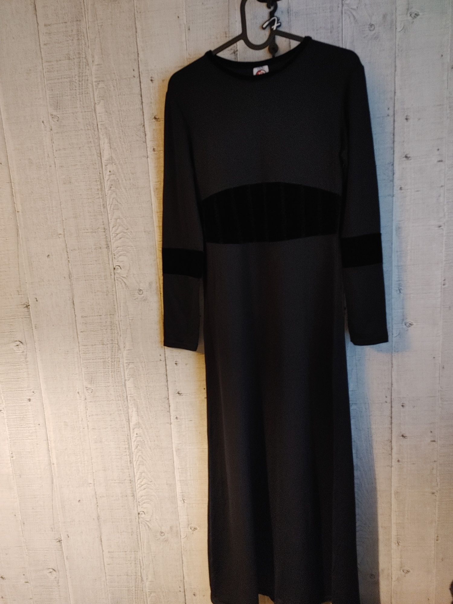 Czarna długa sukienka z długim rękawem 36