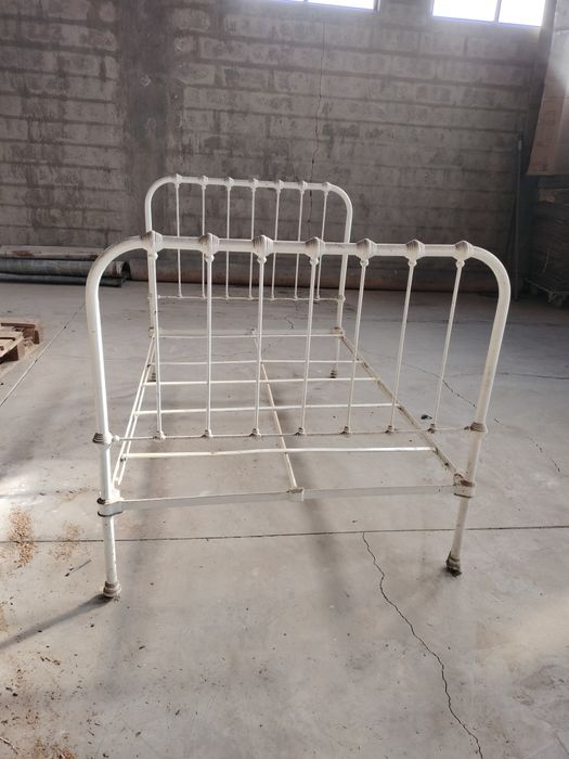 Cama de ferro branca