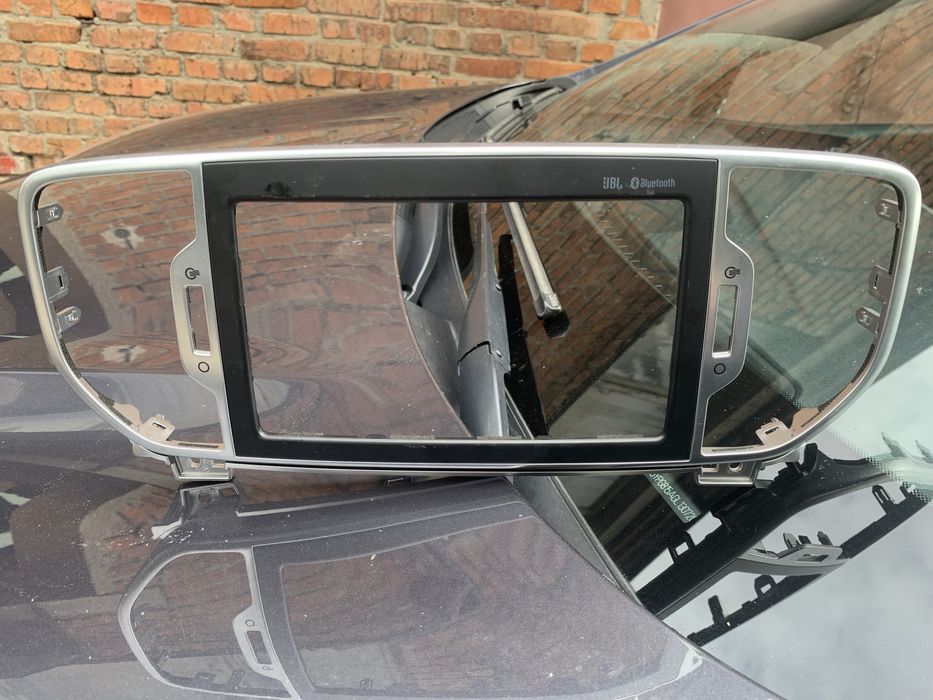 KIA Sportage 4. Штатна рамка для мультимедіа.