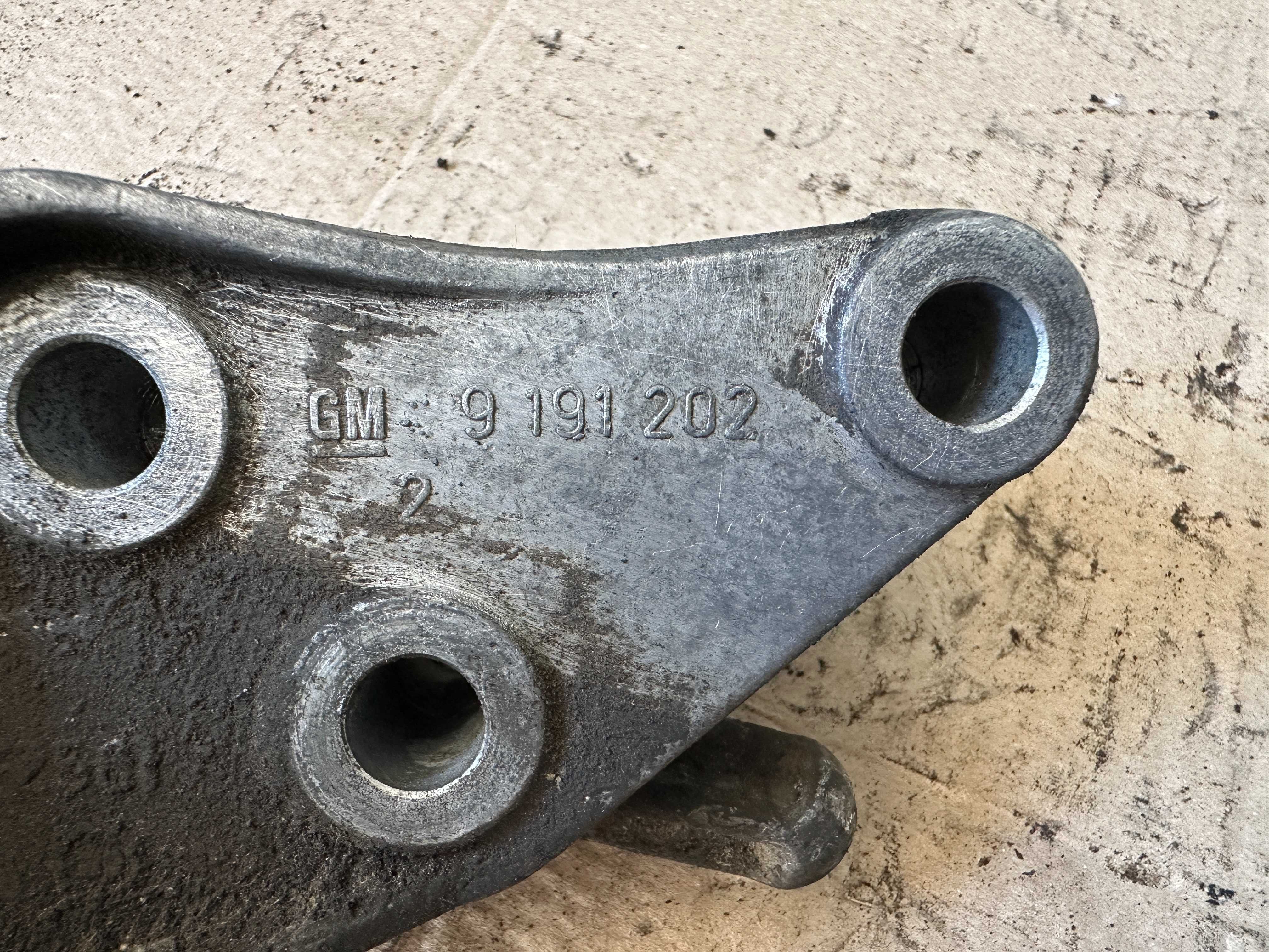 Кронштейн КПП Opel Vectra B 9191202