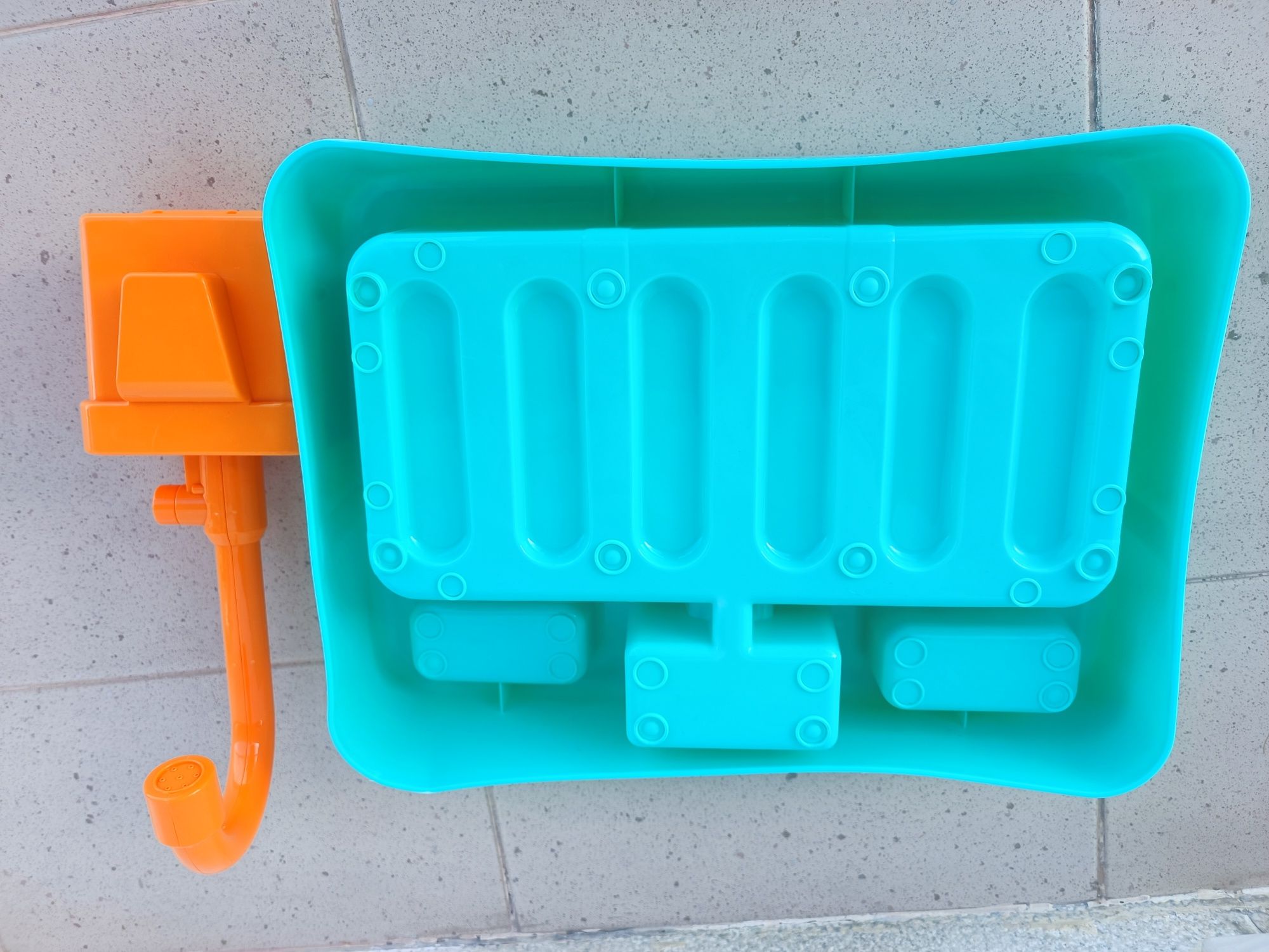 Brinquedo para lavar loiça com água