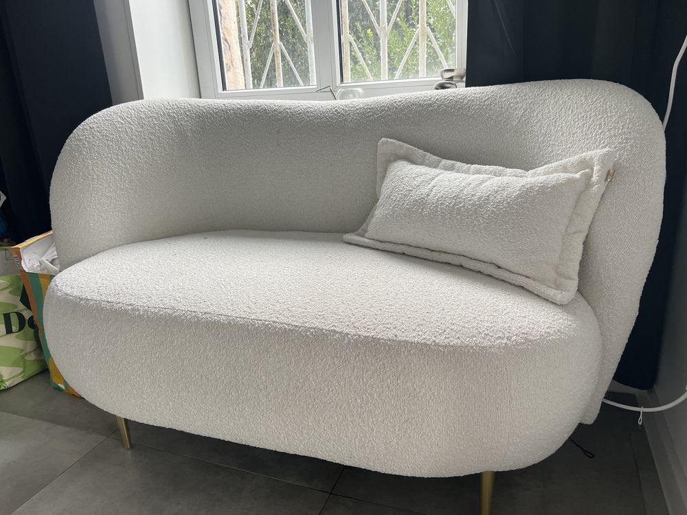 Ozdobna sofa kanapa beżowa/śmietankowa boucle