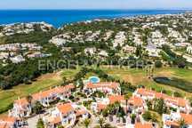 Deslumbrante moradia geminada com fantásticas vistas mar e golfe
