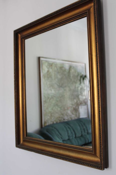 Lustro w starej ramie