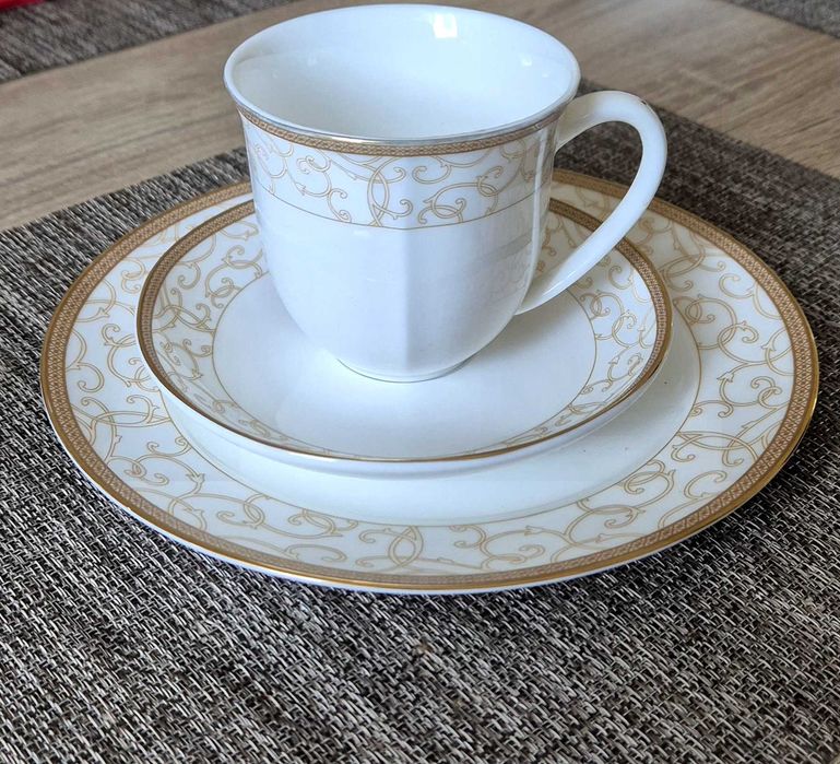 Porcelanowy komplet kawowy Wedgwood - wzór Celestial Gold
