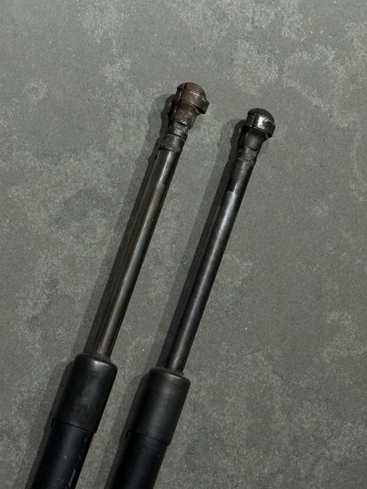 BMW E39 Sedan Амартизатори кришки багажника Газові Упори Шрот аморти