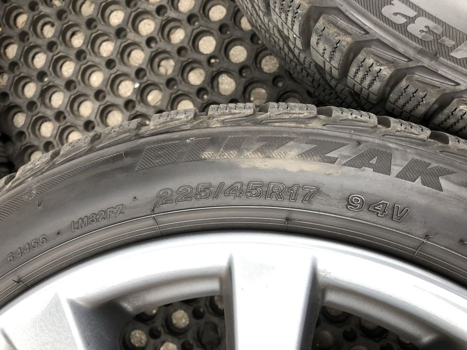 Lexus 17” 8J ET45 opony zimowe 225/45/17 Bridgestone Blizzak