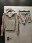 Dresowy komplet (bluza z kapturem i szorty) H&M z kolorowymi lampasami