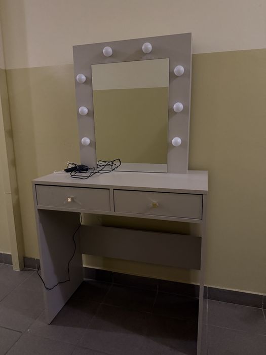 Toaletka szafka z lustrem światełka led