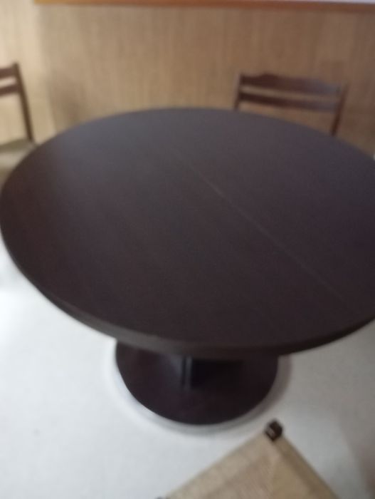 Excelente mesa mais 5 cadeiras ao incrível preço de 100€