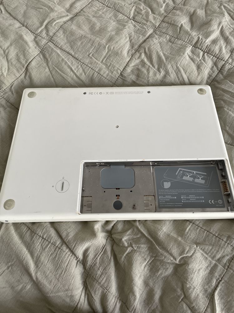 Komputer Mac book white - biały laptop trzy sztuki z ładowarkami