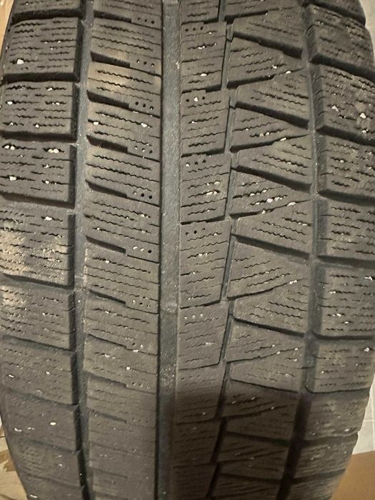 Продам зимові шини Bridgestone Blizzak REVO 215/50 R17 91.
