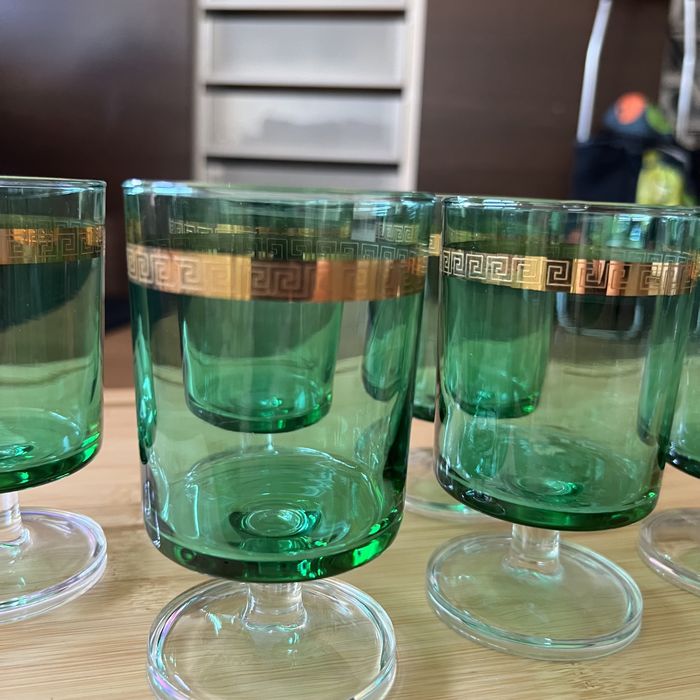 Copos em vidro verde com decoração dourada