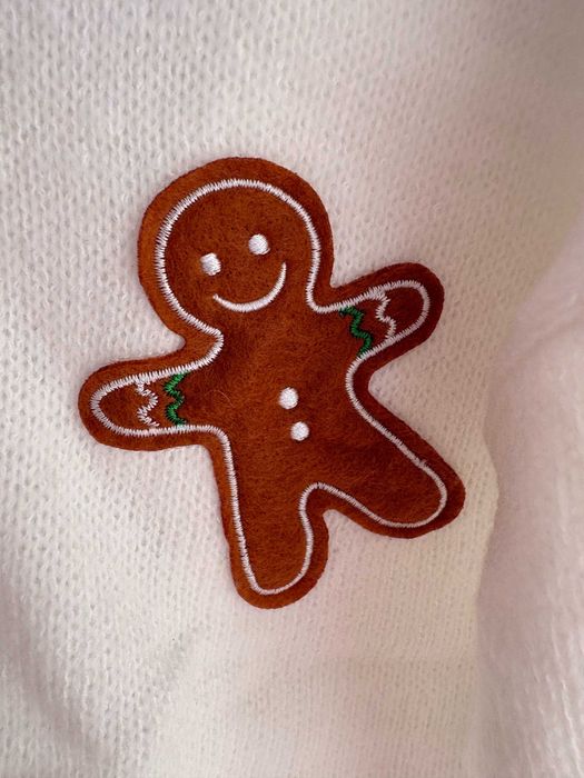 Świąteczny biały kardigan z pierniczkami – rozmiar S