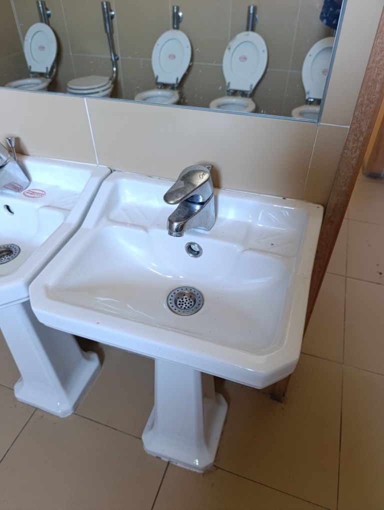 Loiças sanitárias para infantário (sanitas e lavatórios)