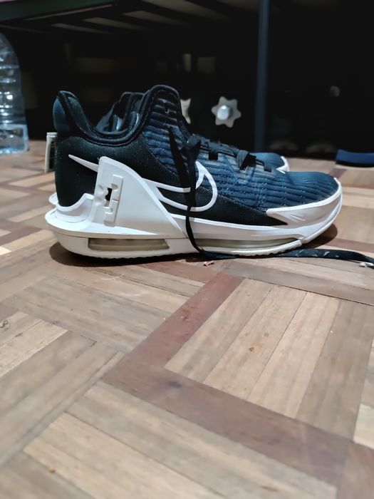 Nike LeBron Witness 6