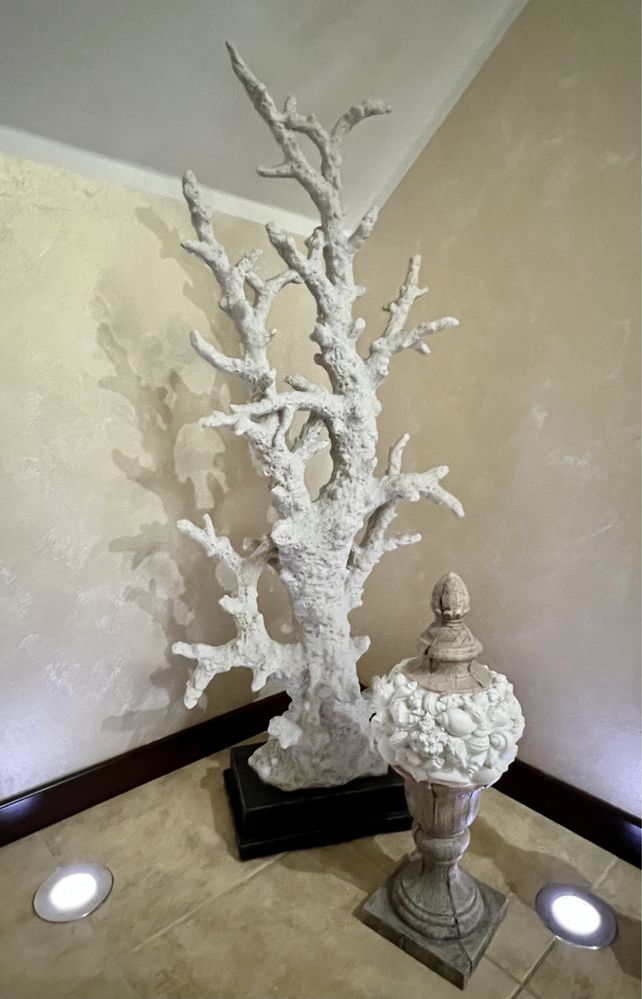 Dekoracja hamptons muszla koralowiec kula rzeźba figurka postument