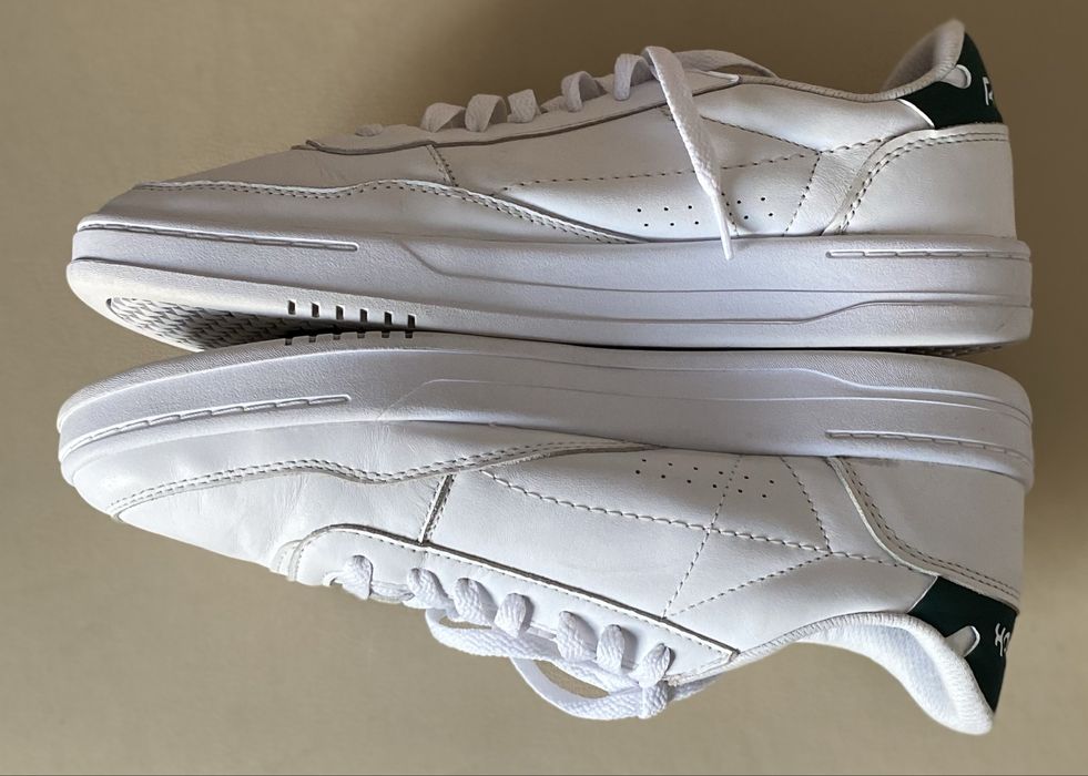 Кросівки Reebok.