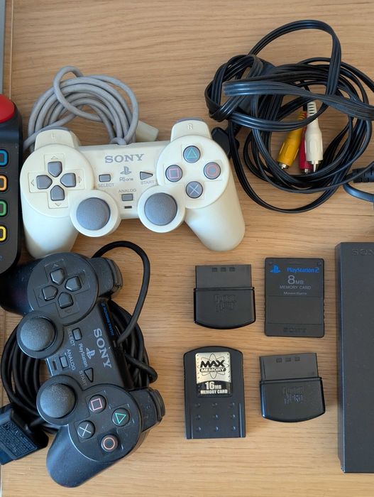 PS 2 Slim+Comandos+Microfones+Comandos Buzz+Cartões Memória+20 Jogos