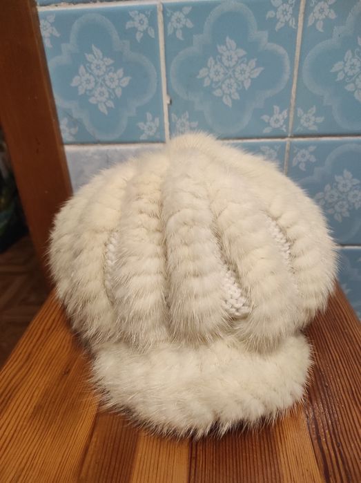 Шапки хутряні  жіночі різні.