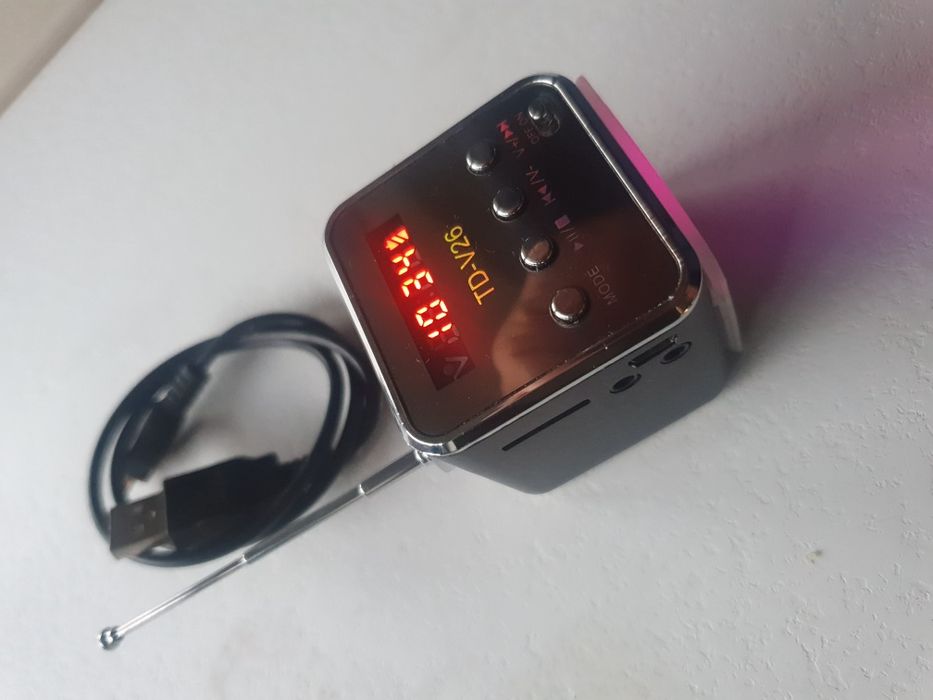 Radio male z akumulatorem prawie mowe