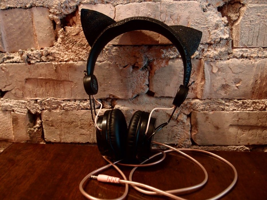słuchawki przewodowe nauszne firmy H&M Czarny kot w bdb. stanie