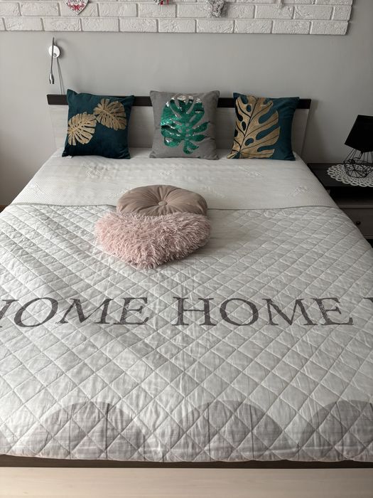 Lozko160x200 z materacem oraz stolikiem nocnym