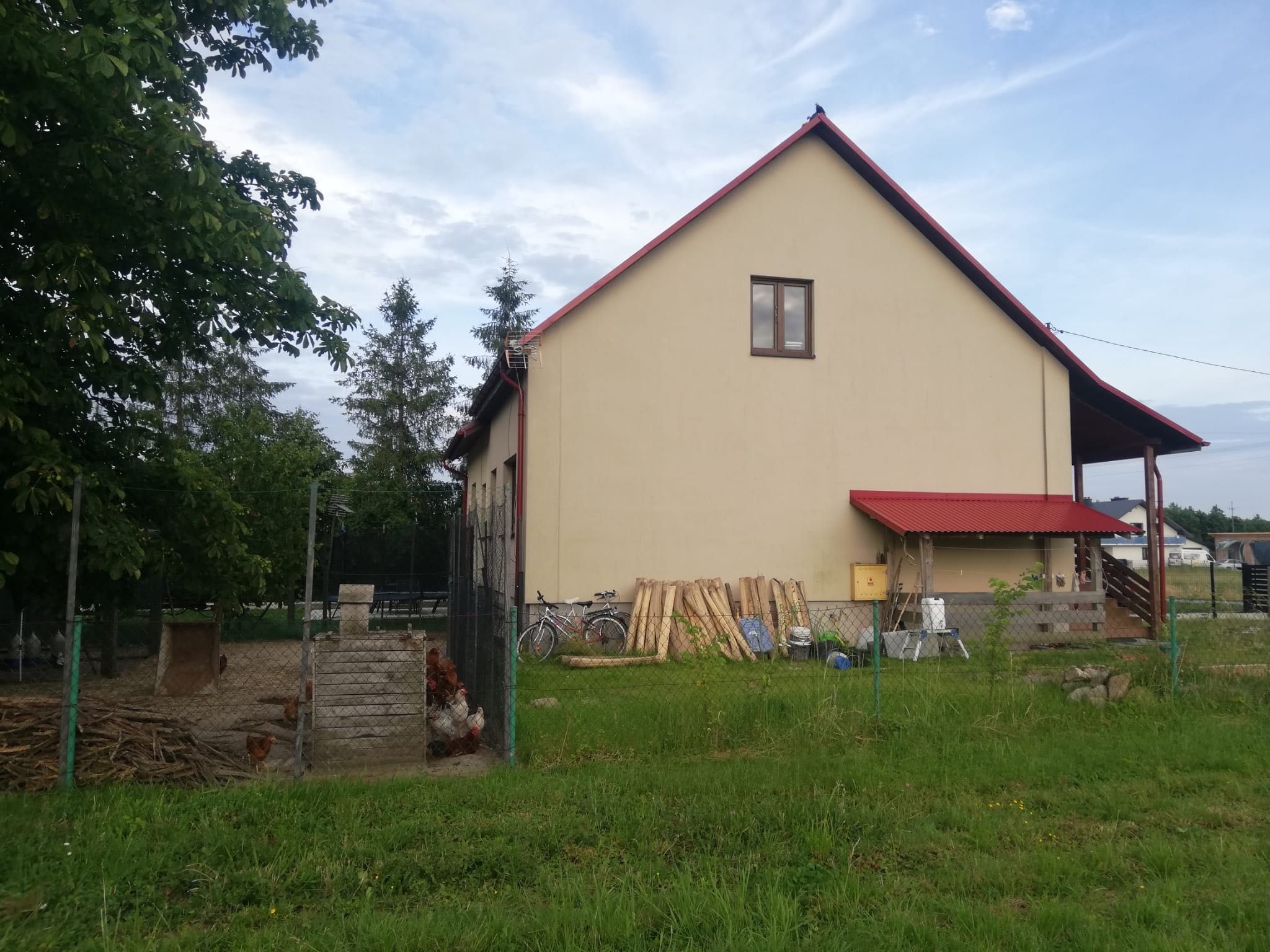 Dom jednorodzinny z tarasem, piwnicą oraz budynkiem gospodarczym