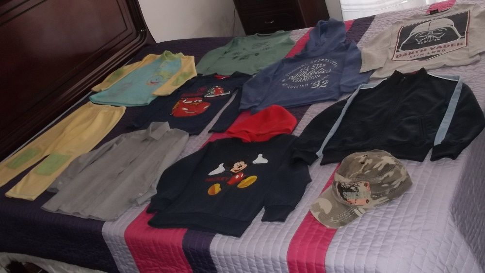lote de roupa de menino o boné