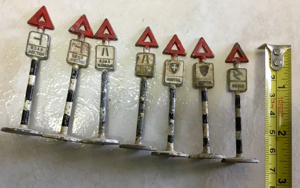 Coleção de 7 sinais de trânsito antigos em metal estilo Dinky Toys