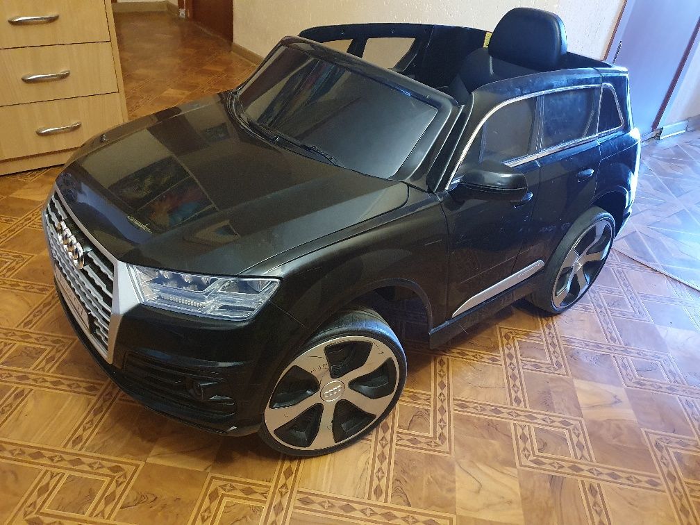 Детский электромобиль на пульте управления Audi Q7