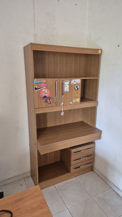 Escrivaninha em bom estado