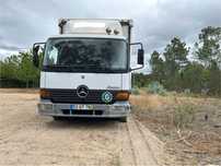 Camião MERCEDES ATEGO 818 de 2002 com caixa de cortinas