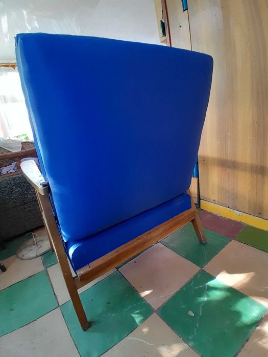 Продам кресло бордового цвета