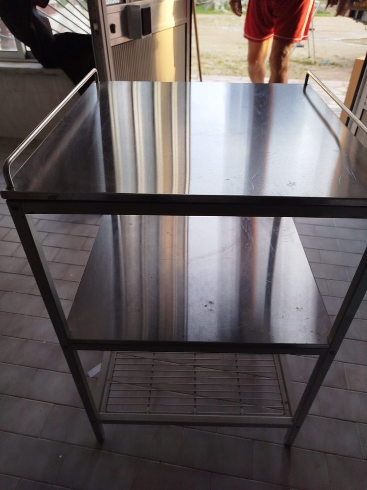 Mesa de apoio com rodas