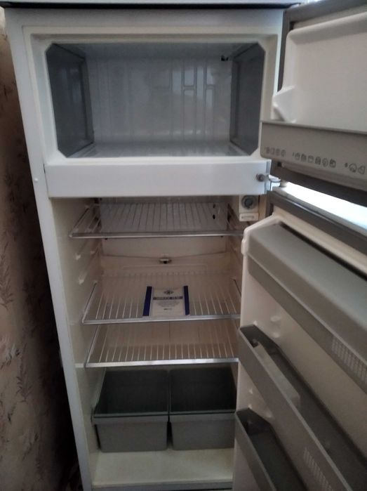 Холодильник не рабочий: двухкамерный Минск 15М.