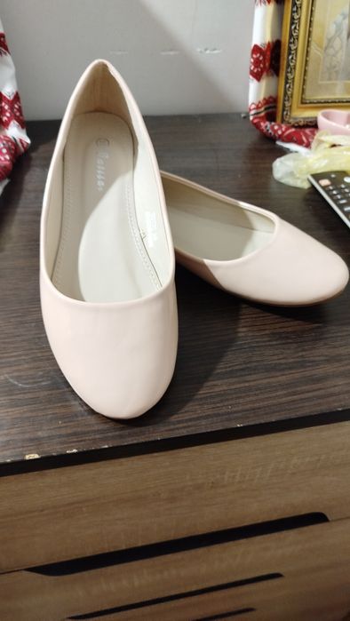 Лакові балетки бежевого кольору