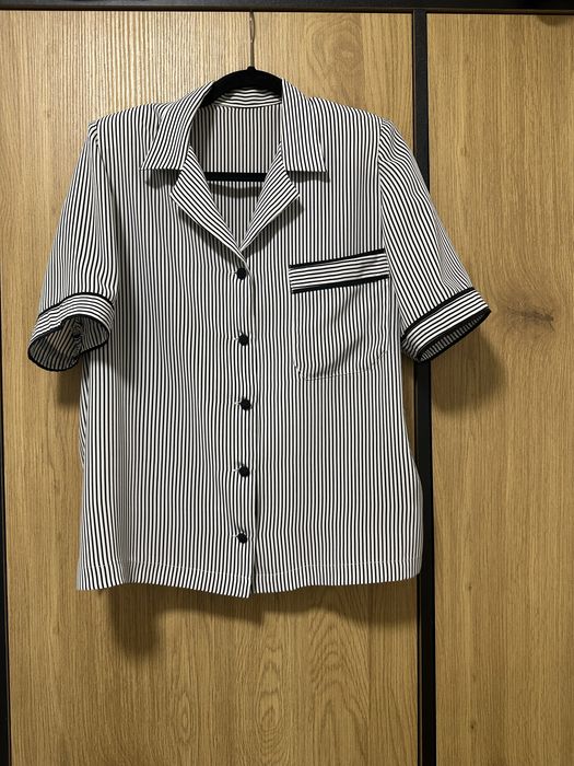 Camisa preta e branca às riscas