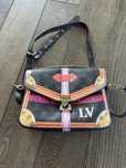 Torebka Louis Vuitton model z kolorowym akcentem