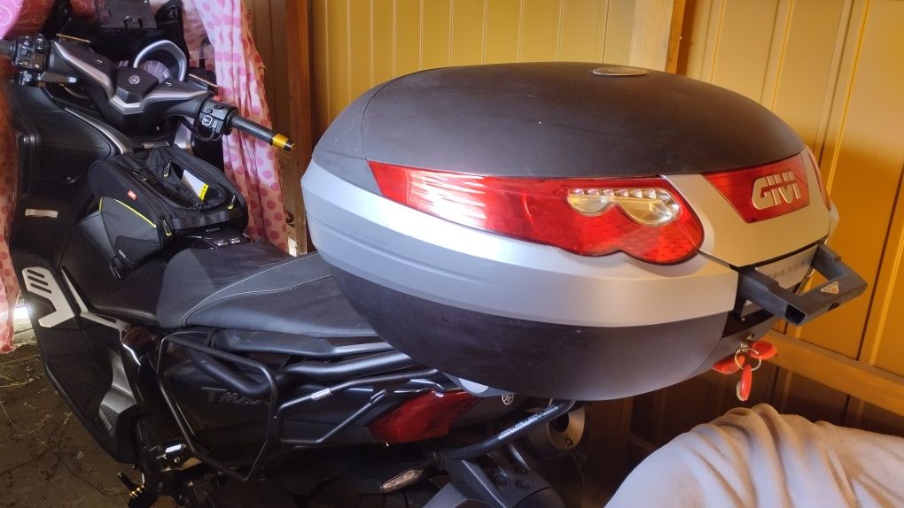 Kufer Givi Maxia centralny 55 l. Na dwa kaski. Stan bardzo dobry.